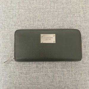 Michael Kors Zip Around Wallet